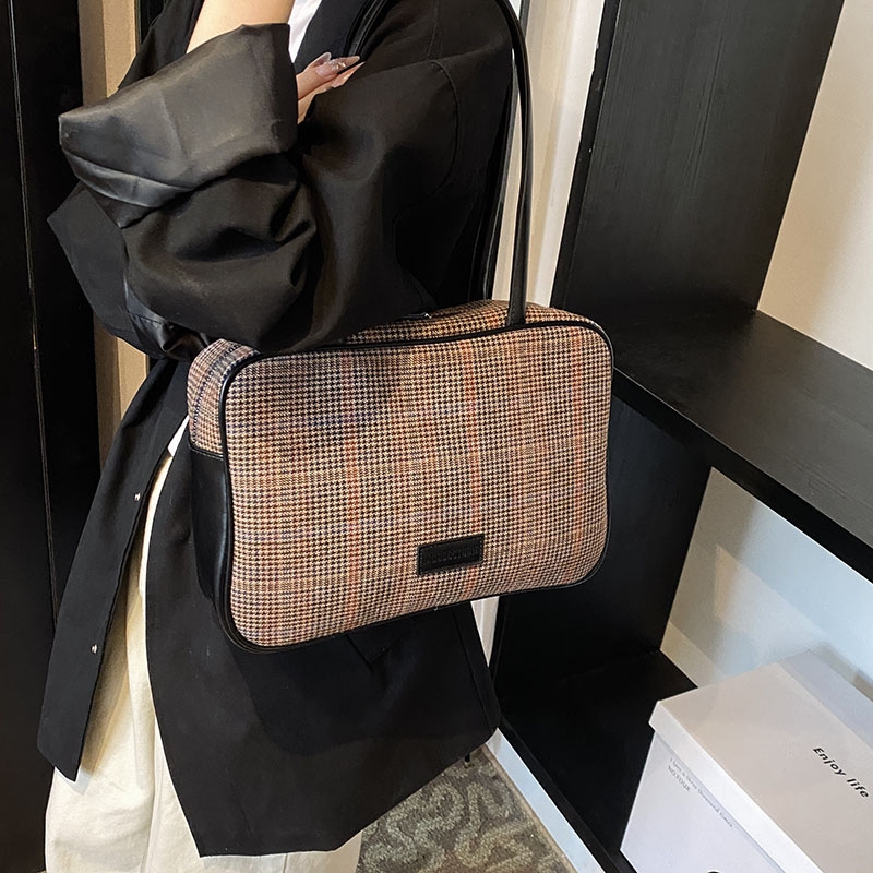 Stylish large-capacity single-shoulder bag, 2024 new style trendy INS simple checkered bag, fashionable casual bag, elegant women's bag Application Scenario