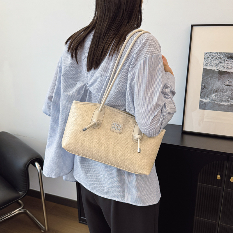 Korean version woven commuting large capacity underarm bag for women 2025 new summer fashion casual simple solid color single-shoulder bag Specification drawing