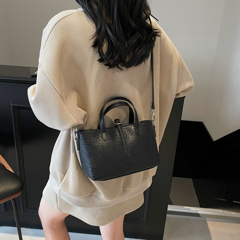 Cross-border 2025 New high-end large-capacity bucket bag for women, casual retro commuting fashion single-shoulder crossbody bag for women Application Scenario