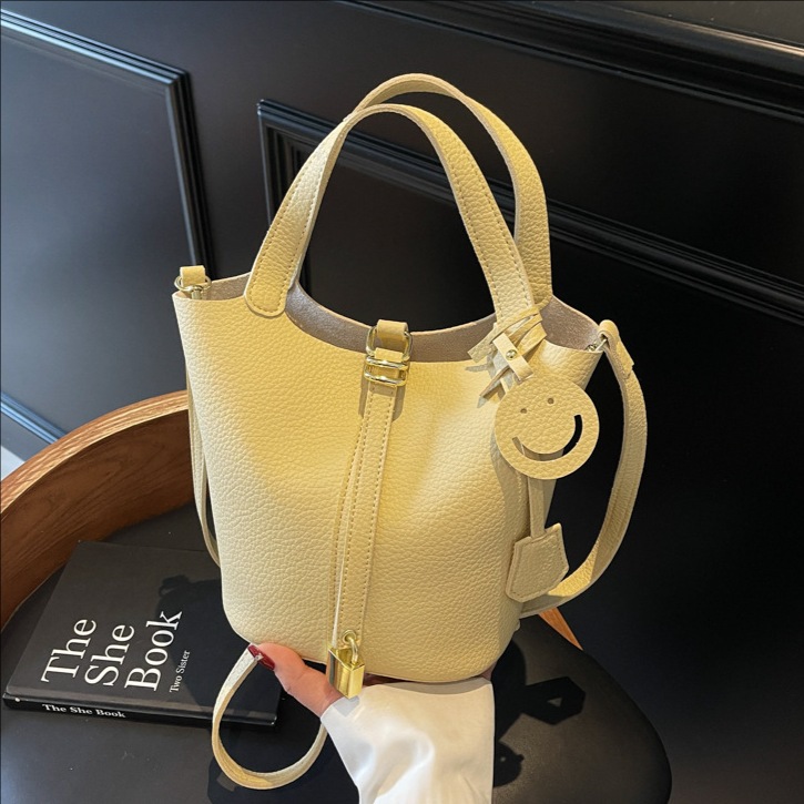High-end lychee pattern hand-held bucket bag for women 2025 new style, fashionable and versatile single-shoulder bag, stylish and casual crossbody bag full figure