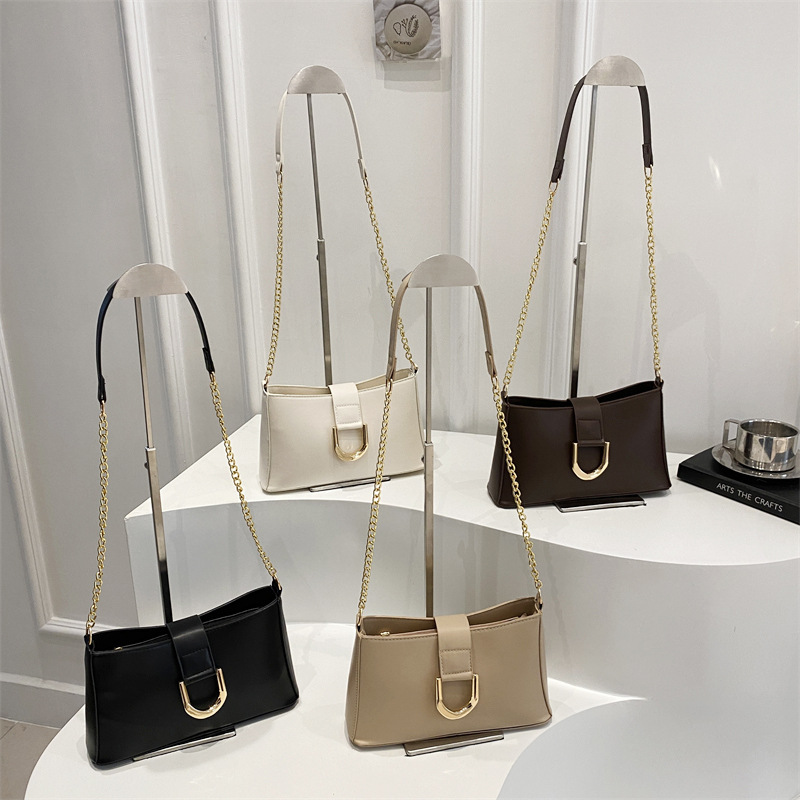 Ladies' commuting bags, high-end and fashionable underarm bags, niche and simple baguette bags, versatile chain bags Application Scenario