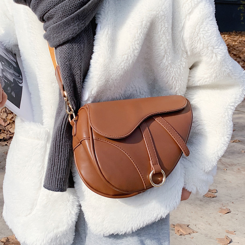 Cross-border retro bag for women 2025 Spring Trend Korean style fashion crossbody bag, simple internet-famous saddle bag, Internet red envelope details Picture