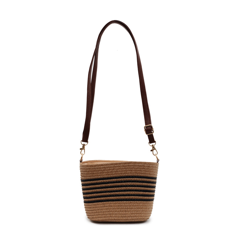 Woven straw bag for women 2025 New trendy and niche design crossbody bucket bag Versatile beach bag Item Picture
