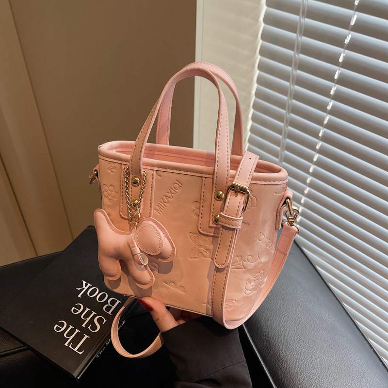 A niche design with a high-end feel, this new trendy and versatile single-shoulder crossbody bag for women in 2025, as well as a fashionable hand-held bucket bag details Picture