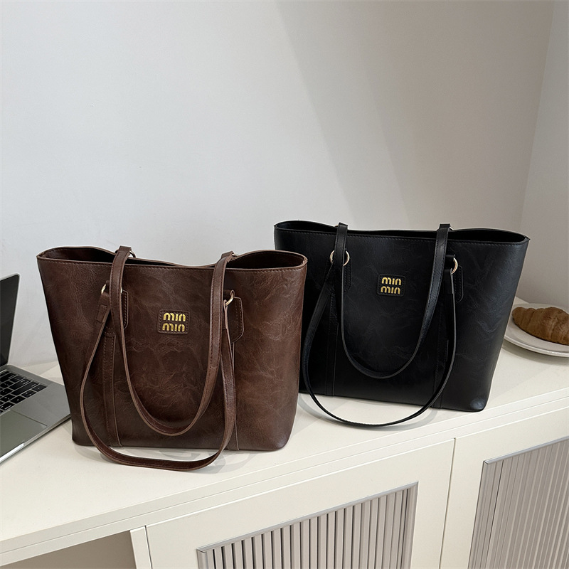 High-end practical tote bag, large-capacity single-shoulder commuter women's bag, new winter 2024 Korean version, versatile large bag Application Scenario