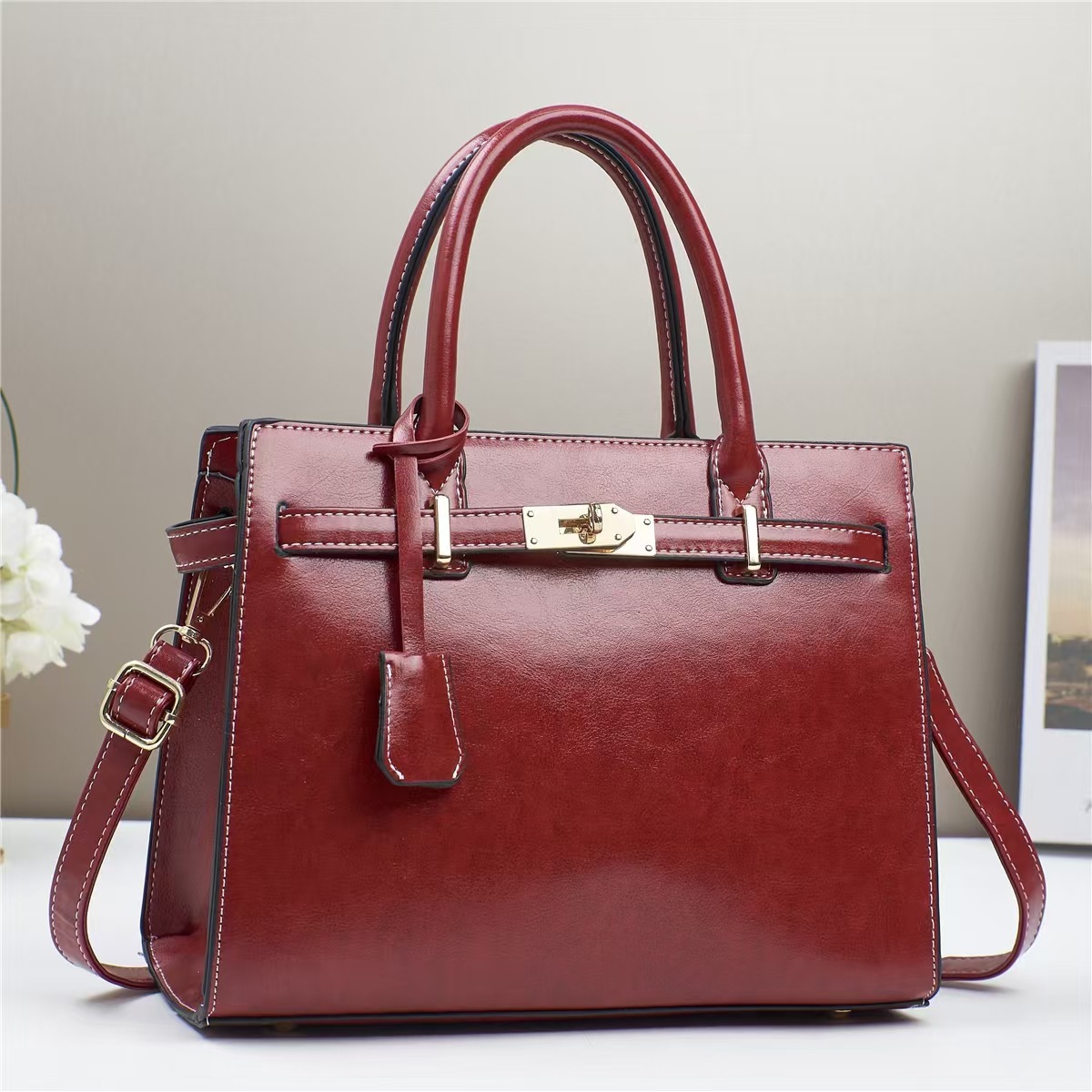 In 2024, the manufacturer's best-selling single-shoulder crossbody bag for foreign trade is a versatile choice for women. It's a new spring large bag bestseller and a fashionable handbag for women full figure