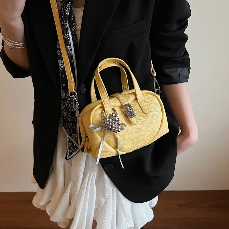 The 2025 new lychee pattern high-end versatile handbag is stylish, simple and casual, a single-shoulder crossbody bag for commuting Application Scenario