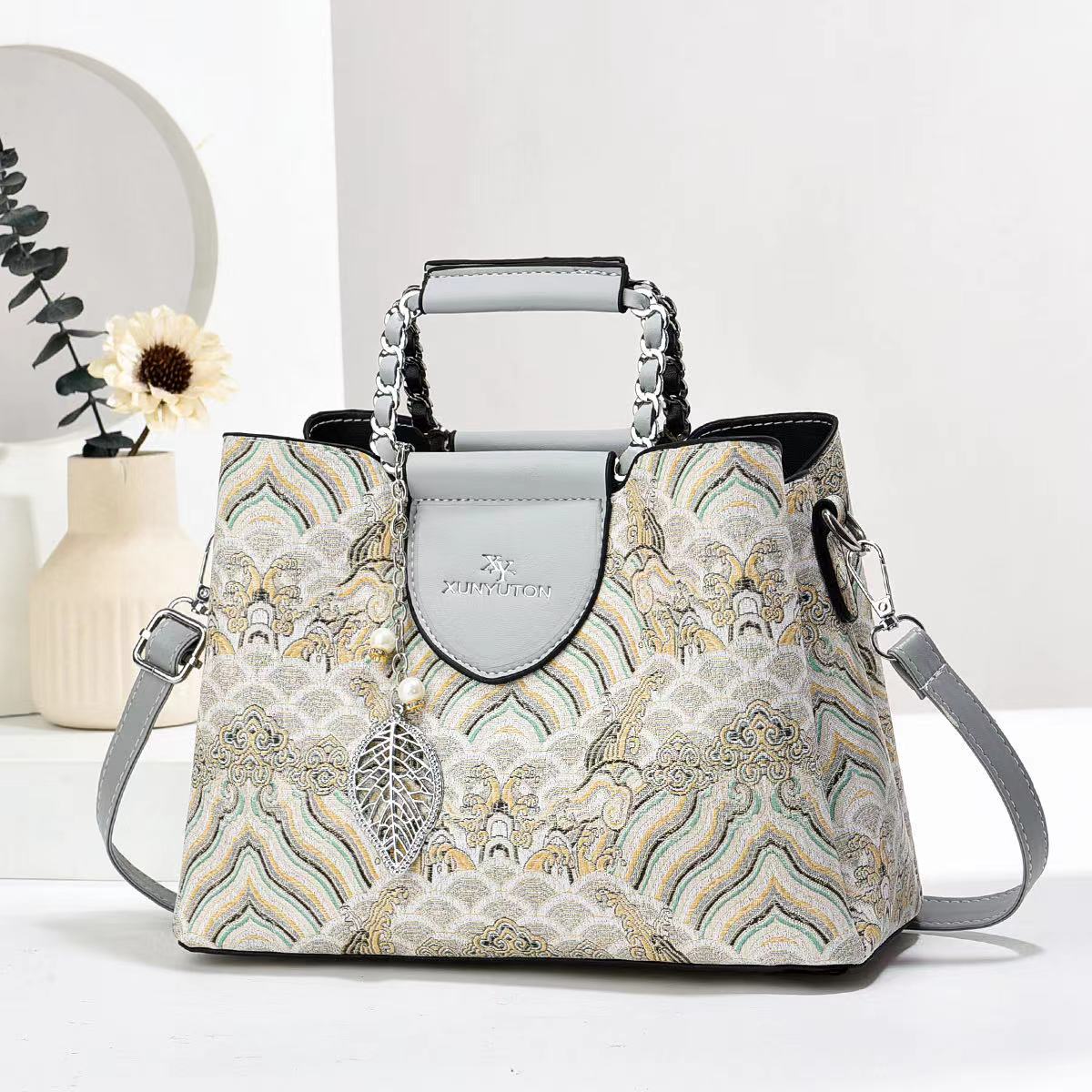 New Chinese-style embroidery mom bag, embroidered women's bag, fashionable hand-held women's bag, large-capacity single-shoulder crossbody bag, hand-held women details Picture