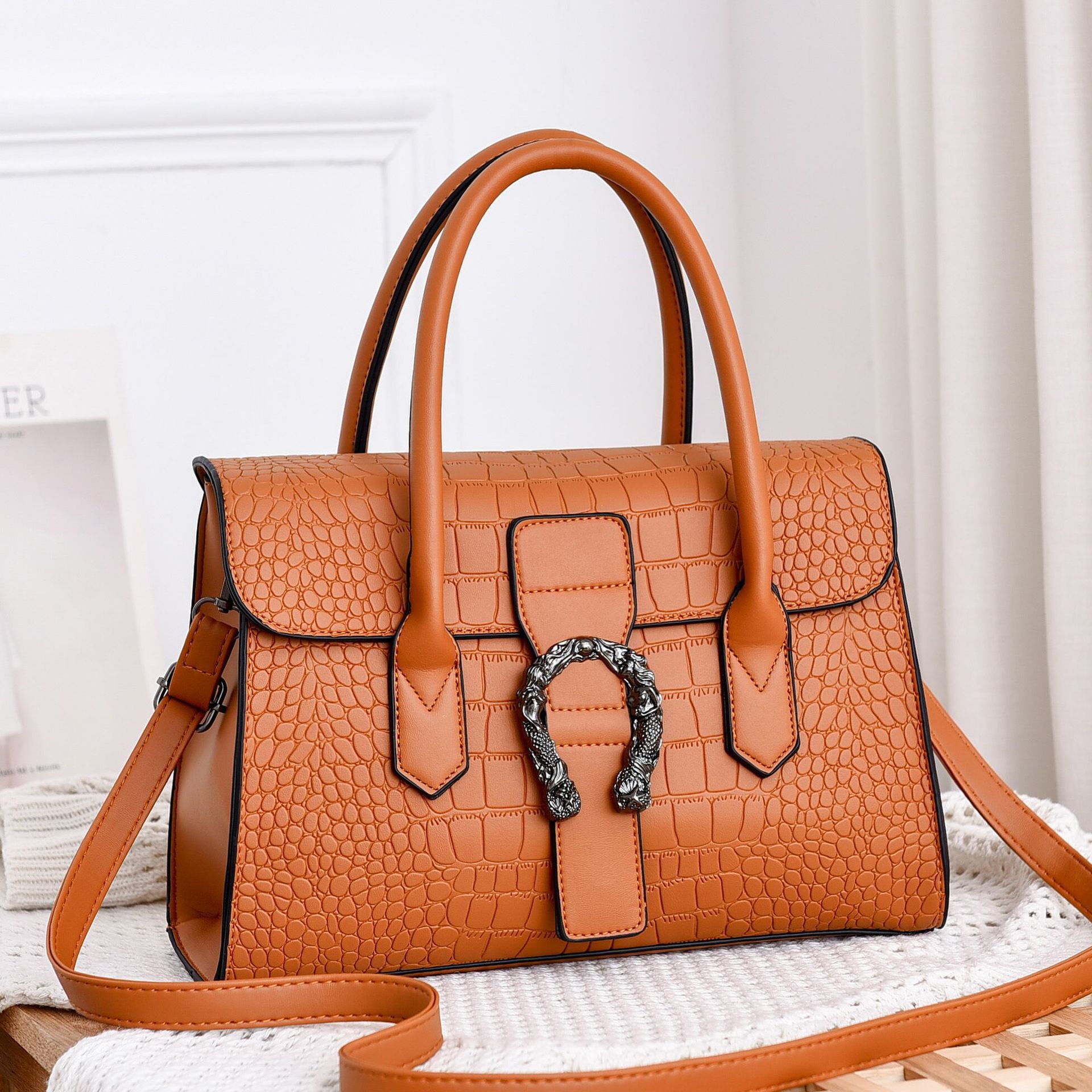 New 2022 women's bag, single-shoulder handbag, Korean-style casual and fashionable crossbody bag, versatile and large-capacity pillow bag Application Scenario