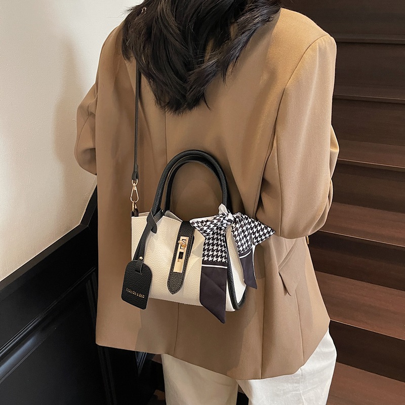2025 New retro, light luxury, simple and large-capacity hand-held bucket bag for women, high-end texture, single-shoulder crossbody bag for mother and child Application Scenario