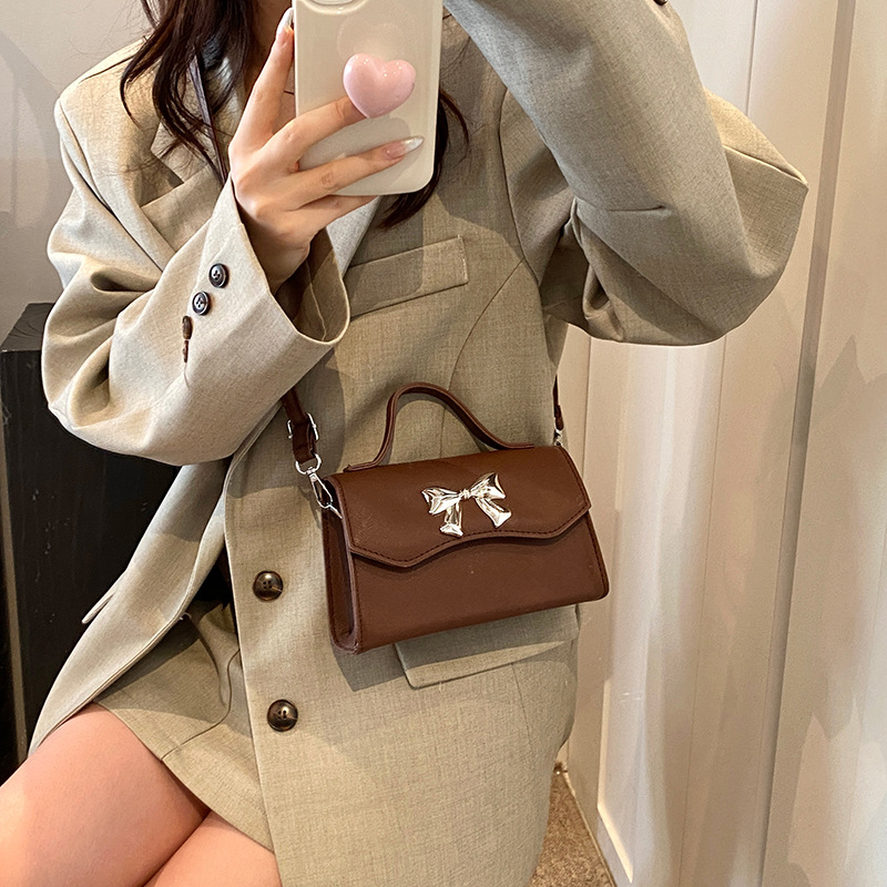 The 2024 new trendy butterfly versatile crossbody bag is a stylish and stylish mini square bag for women Specification drawing