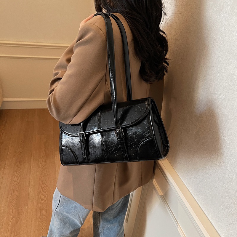 French high-end retro underarm bag for women 2025 new style, versatile and elegant single-shoulder bag, fashionable and light luxury baguette bag Application Scenario