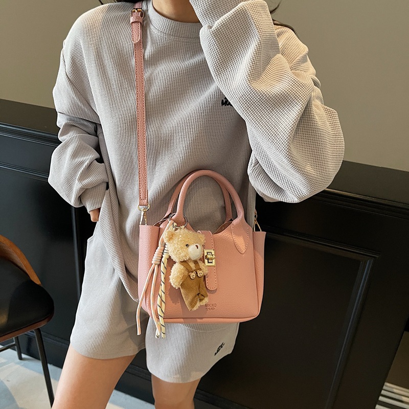 The 2025 new soft leather fashionable commuting hand-held bucket bag is a cute and versatile, stylish and casual single-shoulder crossbody bag details Picture