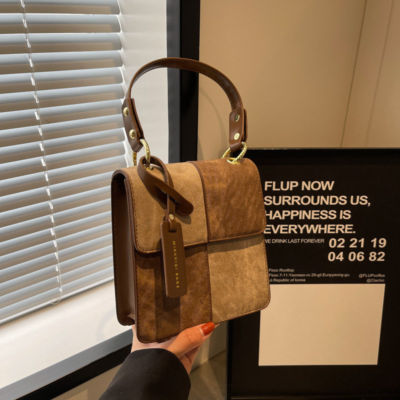 The 2023 new style of fashionable and stylish women's commuter handbag is a trendy and stylish single-shoulder crossbody bag Specification drawing