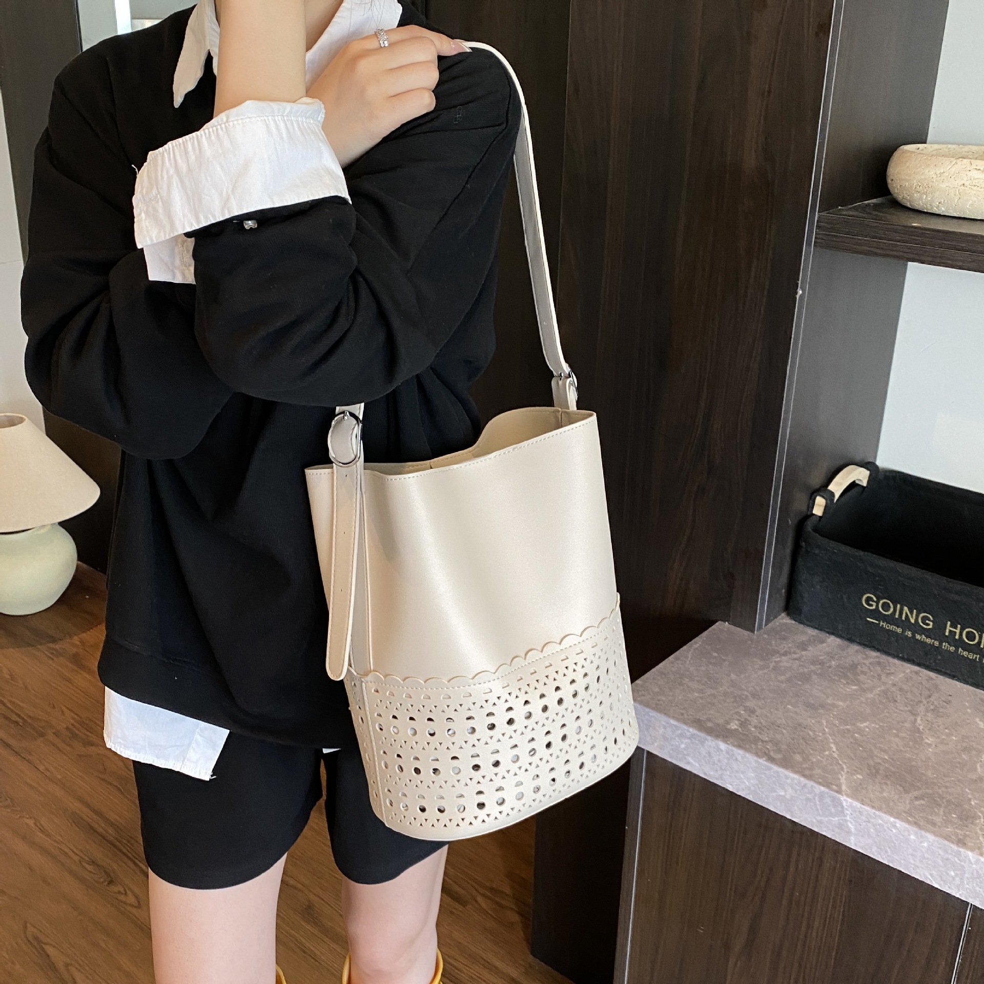 2025 New high-end hollowed-out large-capacity tote bag, women's bucket bag, commuter single-shoulder bag, hand-held crossbody bag Application Scenario