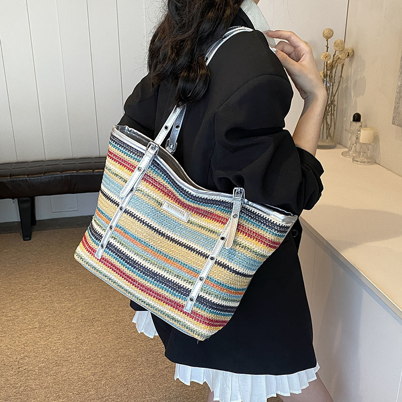 Trendy and casual large-capacity underarm woven bag for women 2025 summer seaside vacation straw woven bag striped single-shoulder bag Application Scenario