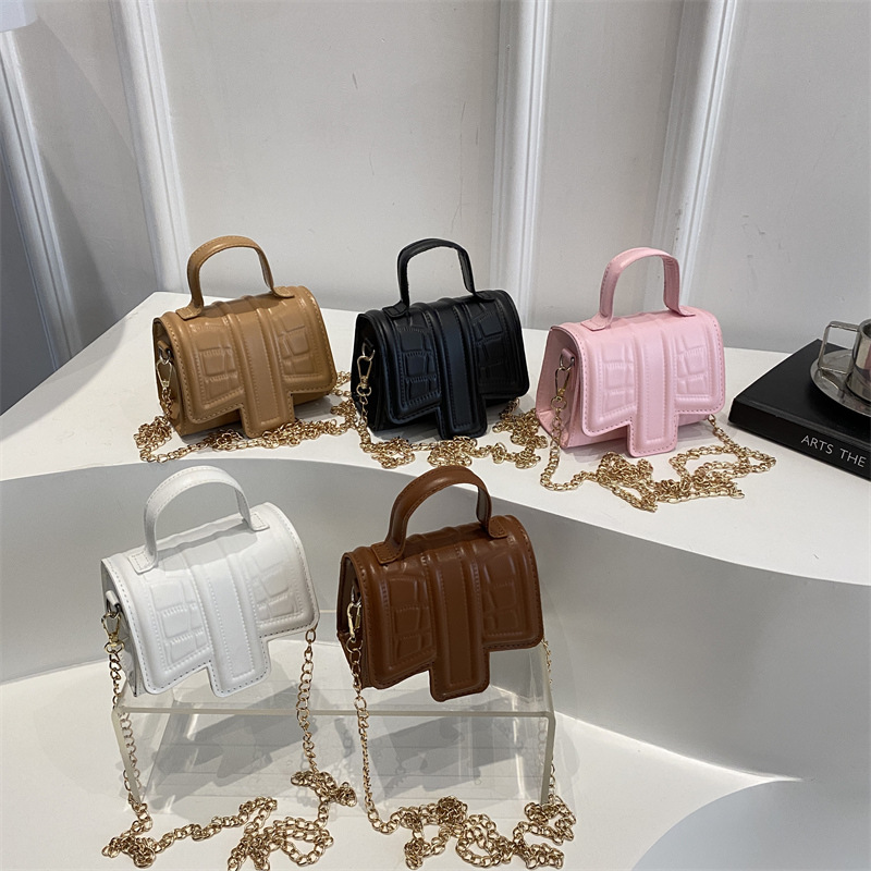 A new pure color, elegant 2025 style, simple and fashionable Korean version chain texture, fashionable single-shoulder crossbody small square bag Application Scenario
