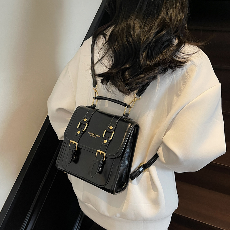 Korean sweet soft leather backpack for women, new style 2025, stylish and fashionable handbag, high-end commuting small backpack details Picture