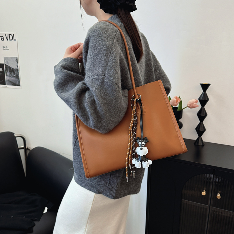 Commuting single-shoulder bag, women's large-capacity versatile tote bag, 2024 new model underarm bag, casual briefcase Application Scenario