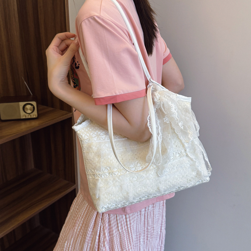 The 2025 new large-capacity tote bag is cute and versatile, fashionable and adorable. It is a lace underarm bag and a commuting single-shoulder bag details Picture