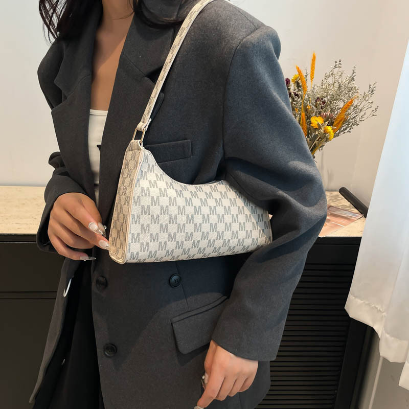 The new trendy and simple women's bag with contrasting colors will be launched in the autumn of 2024. It's a Korean-style fashionable and stylish single-shoulder hand-carry underarm bag Specification drawing