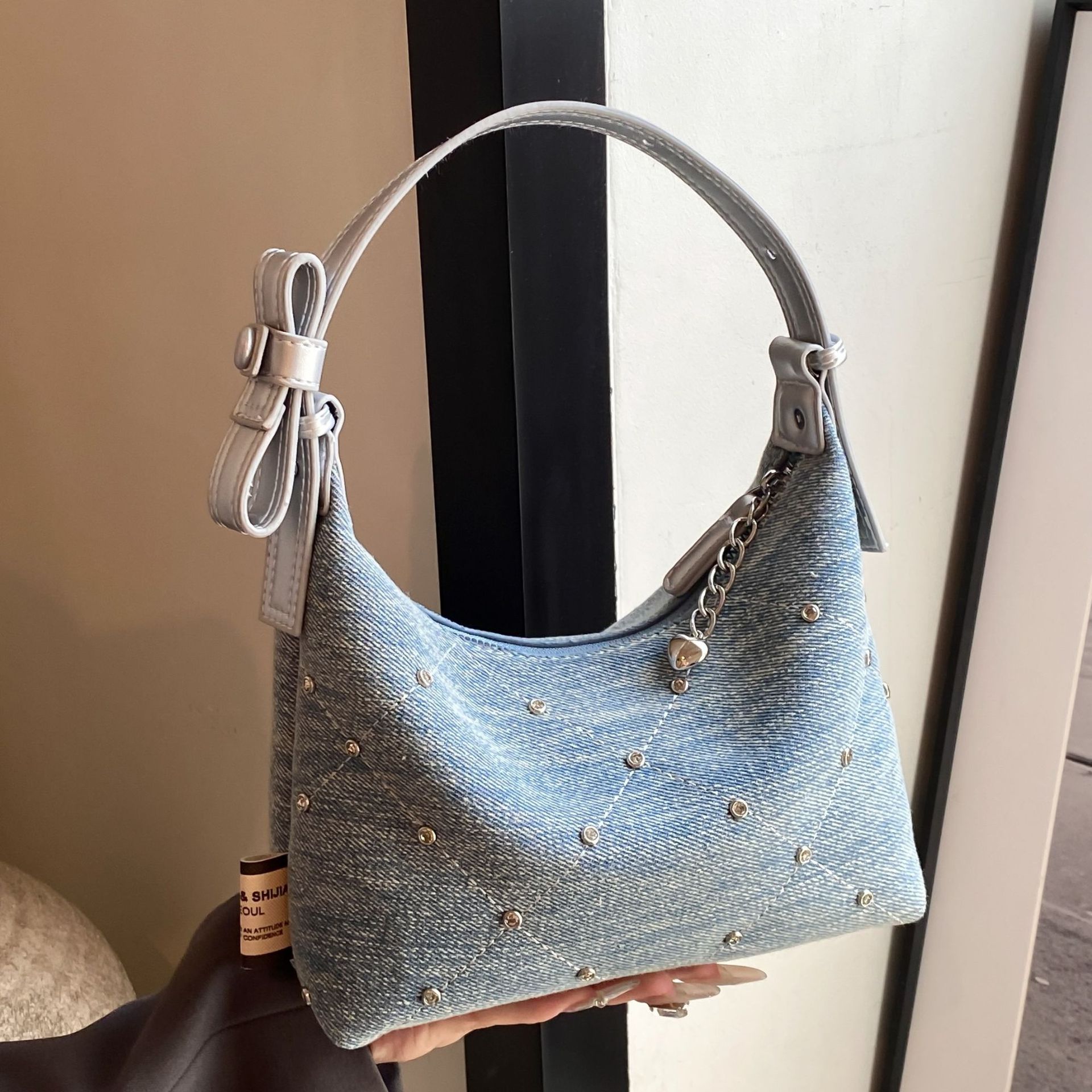 A niche design denim underarm bag for women in 2025, a trendy and versatile single-shoulder high-end hand-held bucket bag full figure