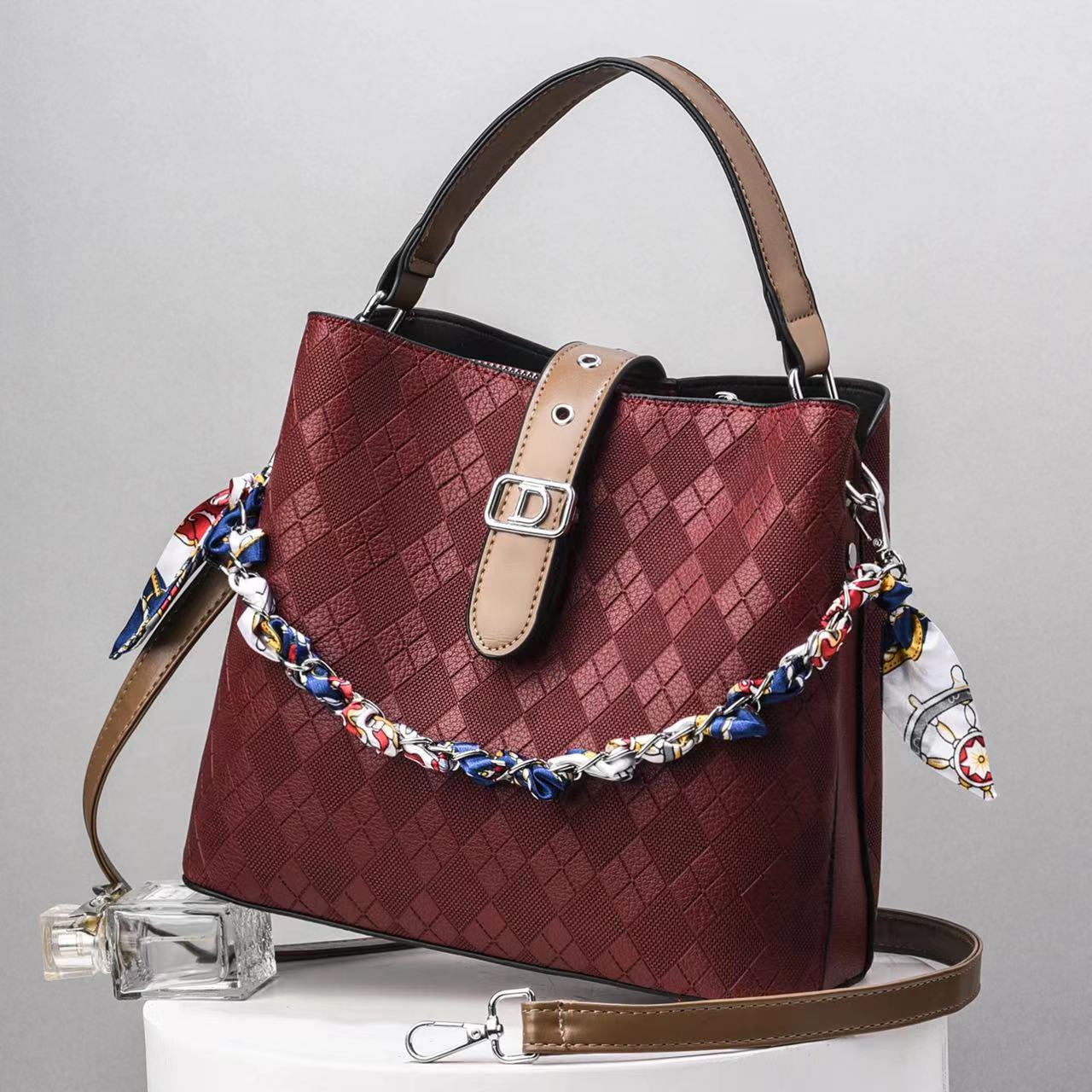 The 2022 new style of women's handbags is fashionable, versatile, simple, large-capacity, single-shoulder, and elegant. It's a trendy crossbody bag Specification drawing