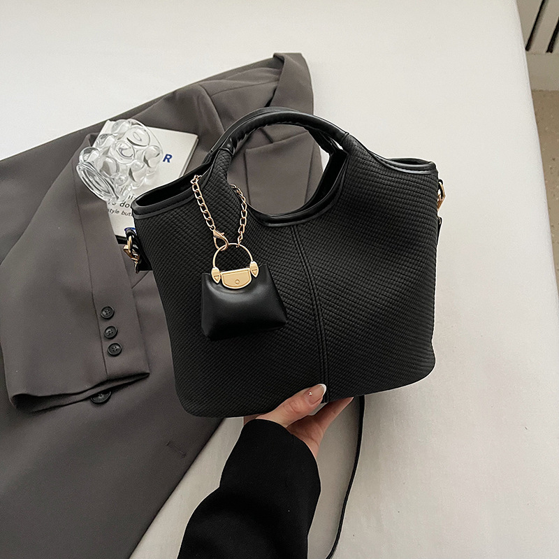A new retro and versatile crossbody bag for women in 2025, a high-end hand-carry casual bucket bag for work Application Scenario