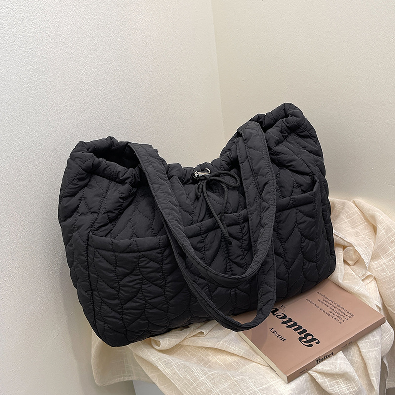 2025 New trendy Korean-style versatile single-shoulder bag, women's large-capacity casual commuting tote bag, quilted embroidered cotton jacket bag Application Scenario