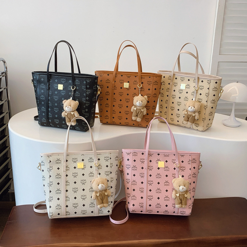2025 Summer New large-capacity vegetable basket bag, chain, fashionable letter shopping bag, mother tote women's bag Application Scenario