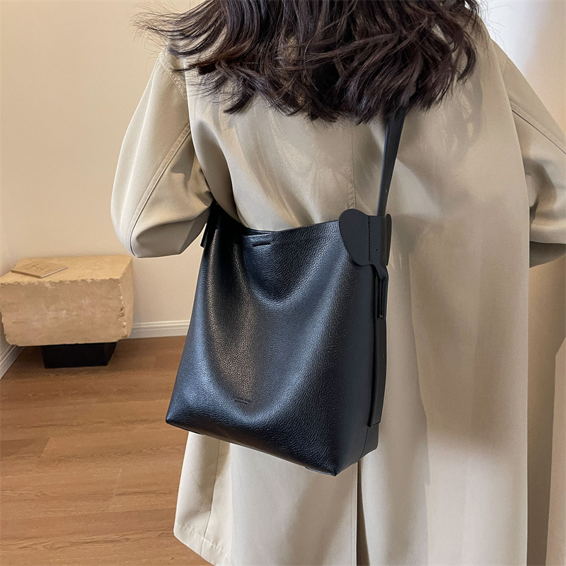 Large-capacity bucket bag, fashionable single-shoulder bag, 2024 new trendy INS crossbody bag, stylish and simple Japanese and Korean casual bag Application Scenario