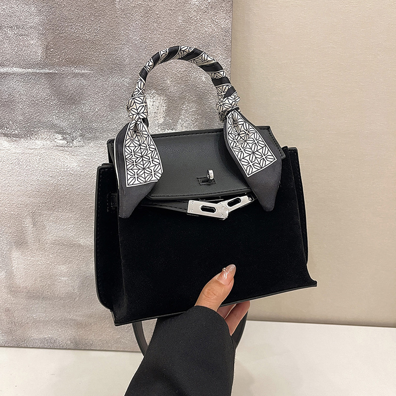 Retro matte hand-held Kelly bag for women 2024 new style fashionable casual shoulder bag, niche design trendy crossbody bag details Picture