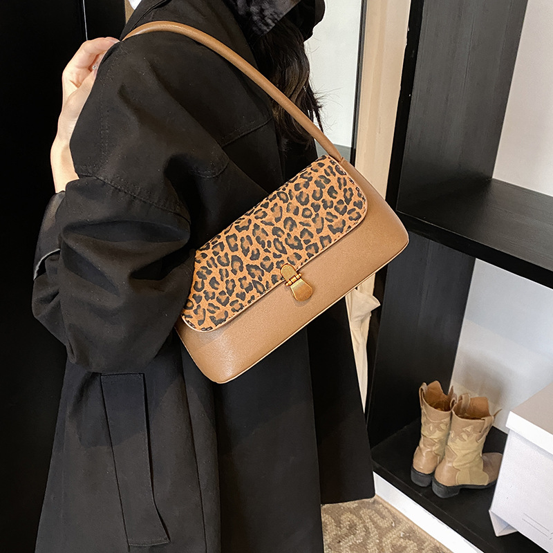 High-end baguette underarm bag for women 2024 New leopard print stylish single-shoulder bag, fashionable and elegant, light luxury and versatile handbag Application Scenario