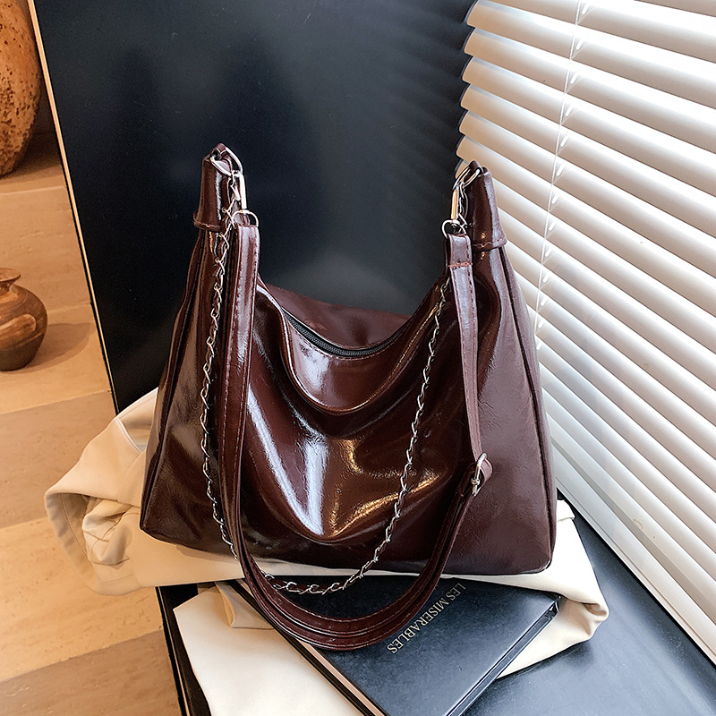 European and American retro large-capacity commuter tote bag for women, new single-shoulder crossbody bag, niche design underarm bag for women full figure