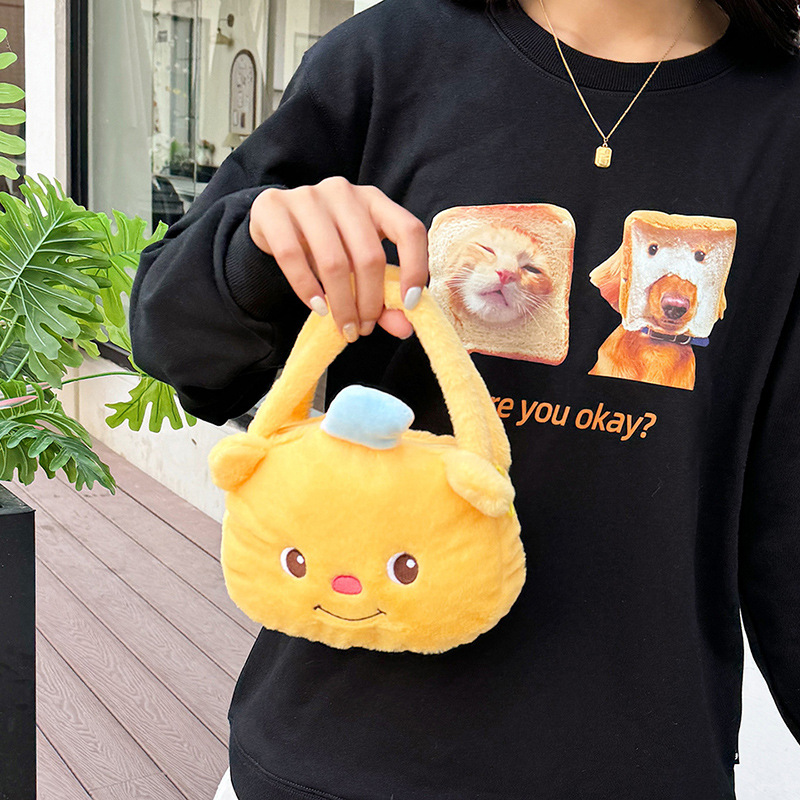 Cartoon little yellow bear big head doll bag, cute and girlish plush doll bag, claw machine doll exchange storage bag Application Scenario