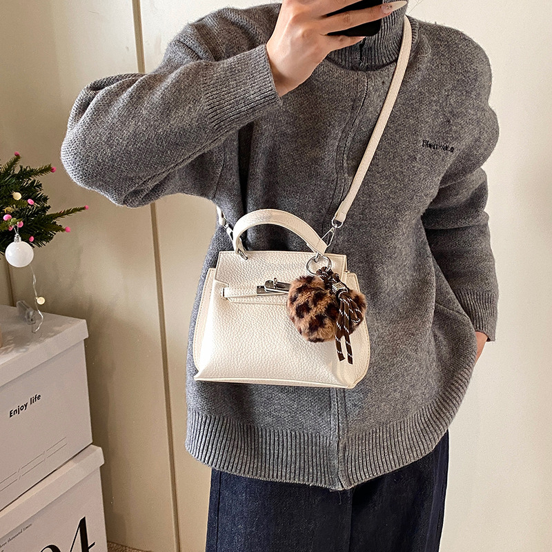 Retro and simple small bag for women, 2024 new high-end texture Kelly handbag, fashionable, casual and versatile crossbody bag Application Scenario