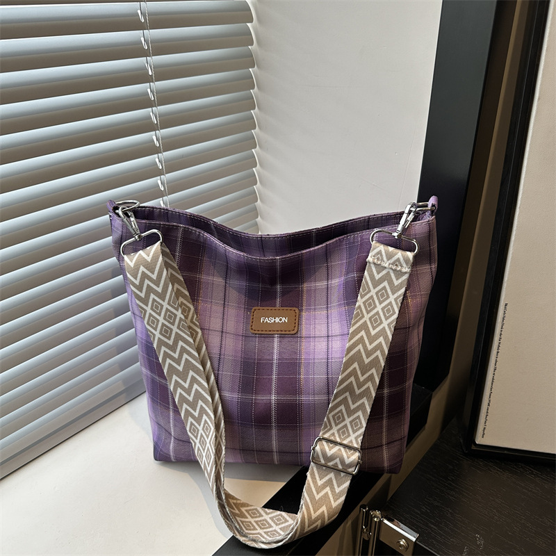 Cross-border women's bags: Niche and simple checkered women's single-shoulder bag, new cross-border trendy casual crossbody bag, fashionable women's bag full figure