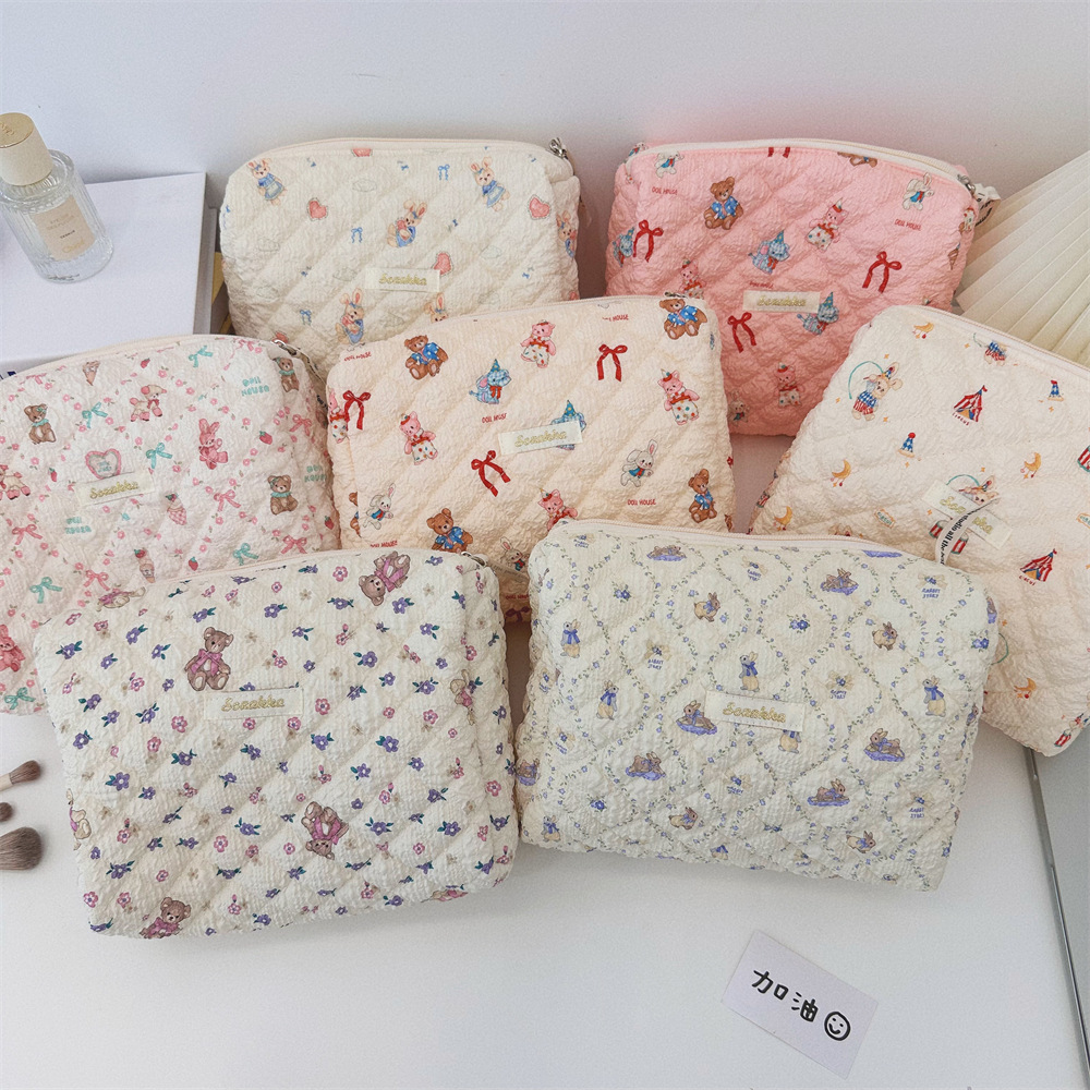 4681 Cute Little Bear Floral Makeup Bag for Women 2024 New Portable large-capacity storage bag for outings full figure