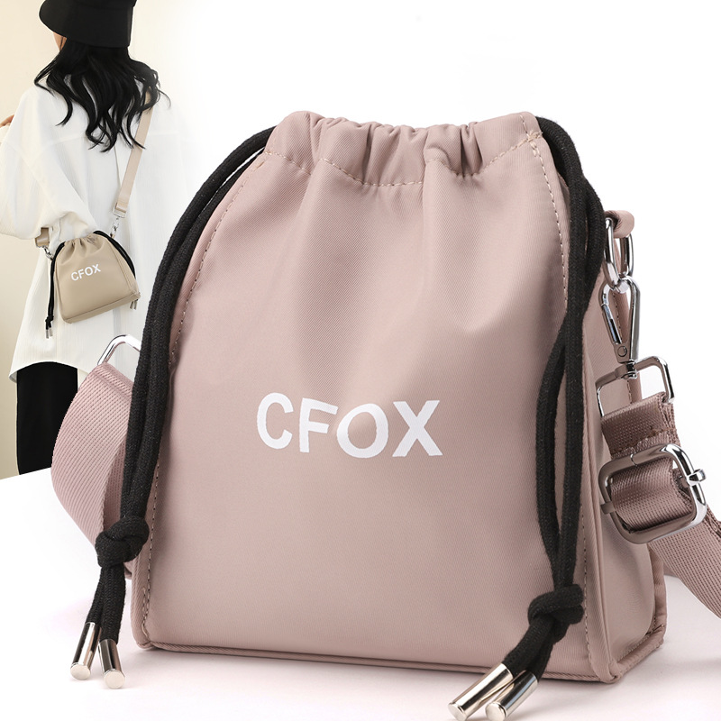 Colorful Fox's new women's shoulder bag, a Korean-style fashionable and trendy mobile phone bag, a versatile and simple crossbody bag full figure