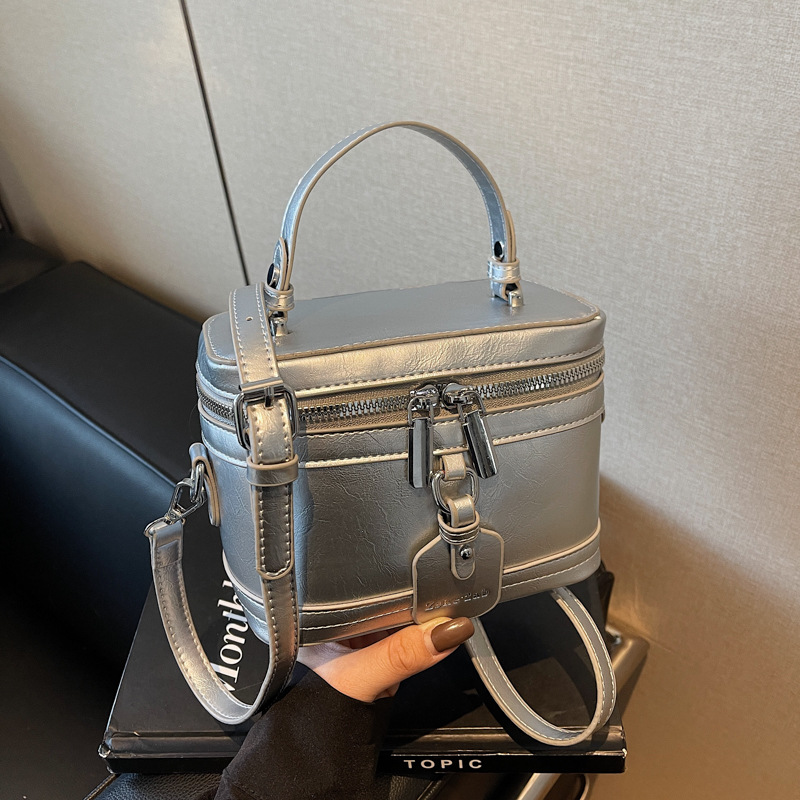 A niche design, fashionable hand-held bucket bag for women, 2025 new retro and versatile single-shoulder bag, a high-end casual women's bag details Picture