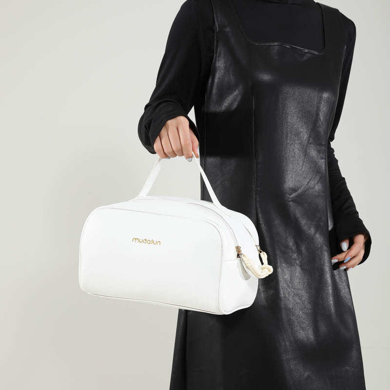 This is a new stylish Korean-style handbag for the autumn of 2024, featuring a retro, simple and elegant texture. It is a casual and commuting hand-held pillow bag details Picture
