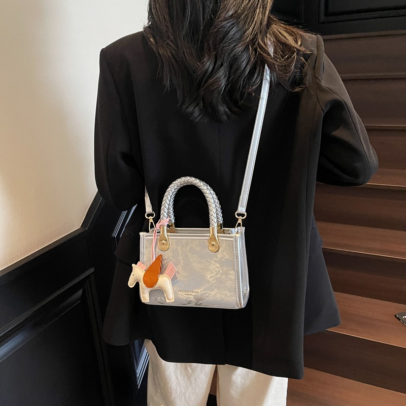 A high-end, stylish and chic hand-held small square bag for women, a new summer 2025 trendy and niche design single-shoulder crossbody bag Application Scenario