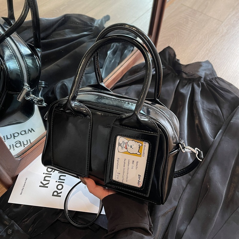 Korean high-end hand-held pillow bag 2025 new style, niche design, trendy and fashionable single-shoulder bag, versatile crossbody bag Application Scenario
