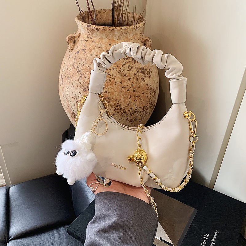 A trendy and fashionable chain crossbody bag for women in 2025, a pleated single-shoulder hand-held dumpling bag full figure