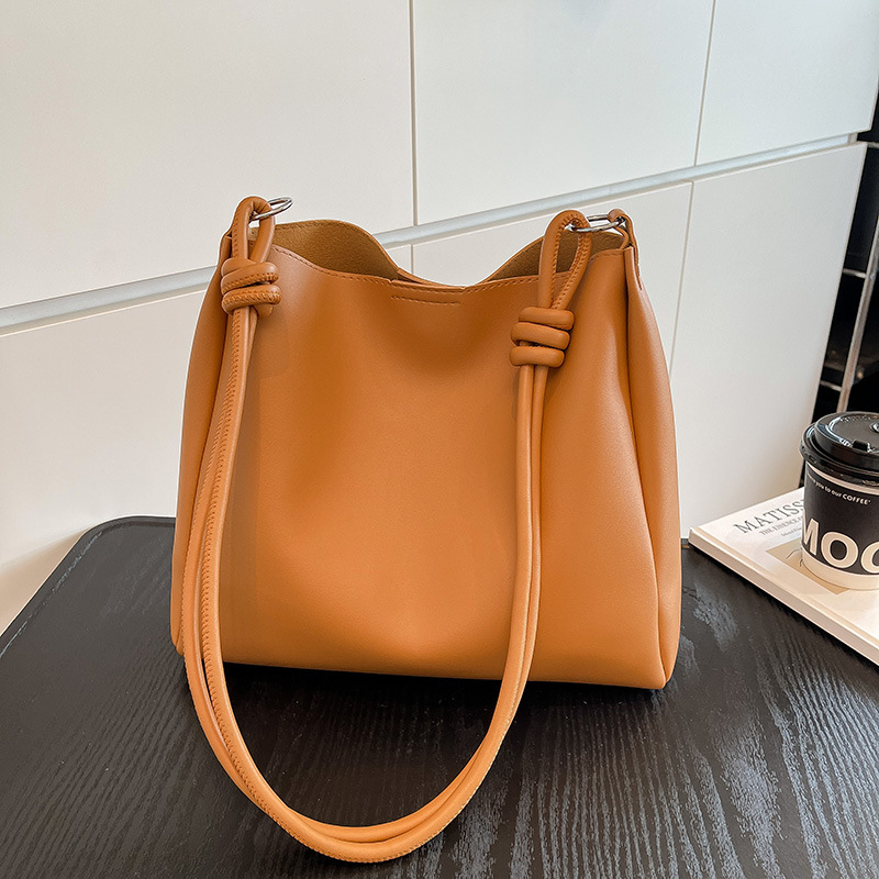 This year, the "Small Bag Women 2025" new fashion single-shoulder crossbody bag is a versatile solid-color crossbody bucket bag full figure