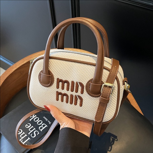 The 2025 summer new high-end retro hand-held Boston bag is a versatile and fashionable single-shoulder crossbody bag with contrasting colors for women full figure