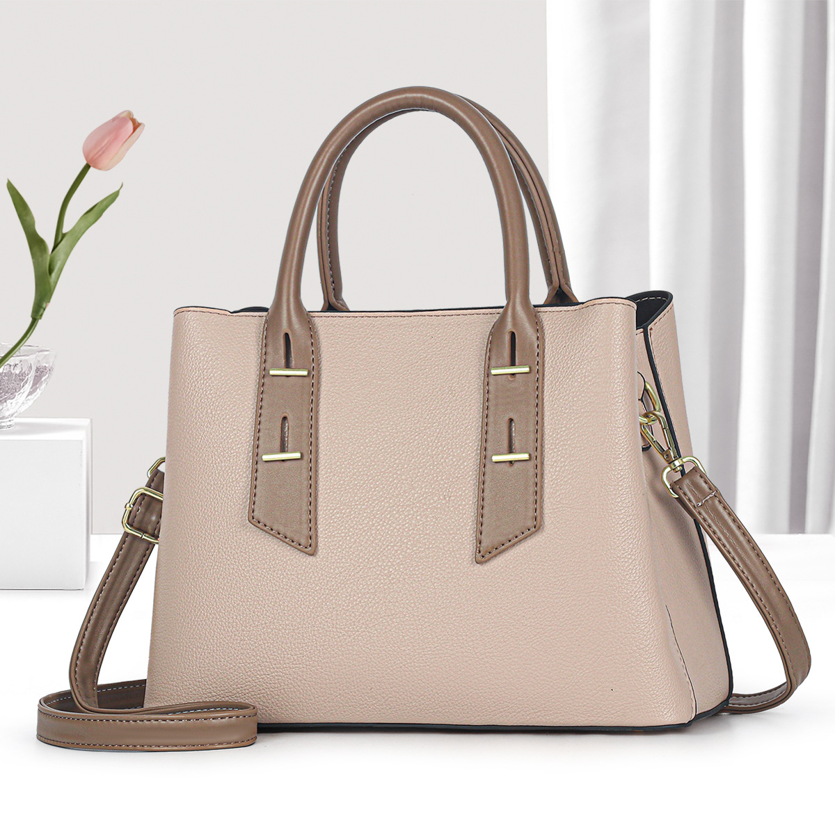 The 2024 new tote bag for women is a simple and versatile single-shoulder crossbody bag for commuting. It is a high-end and high-quality handbag for women Application Scenario