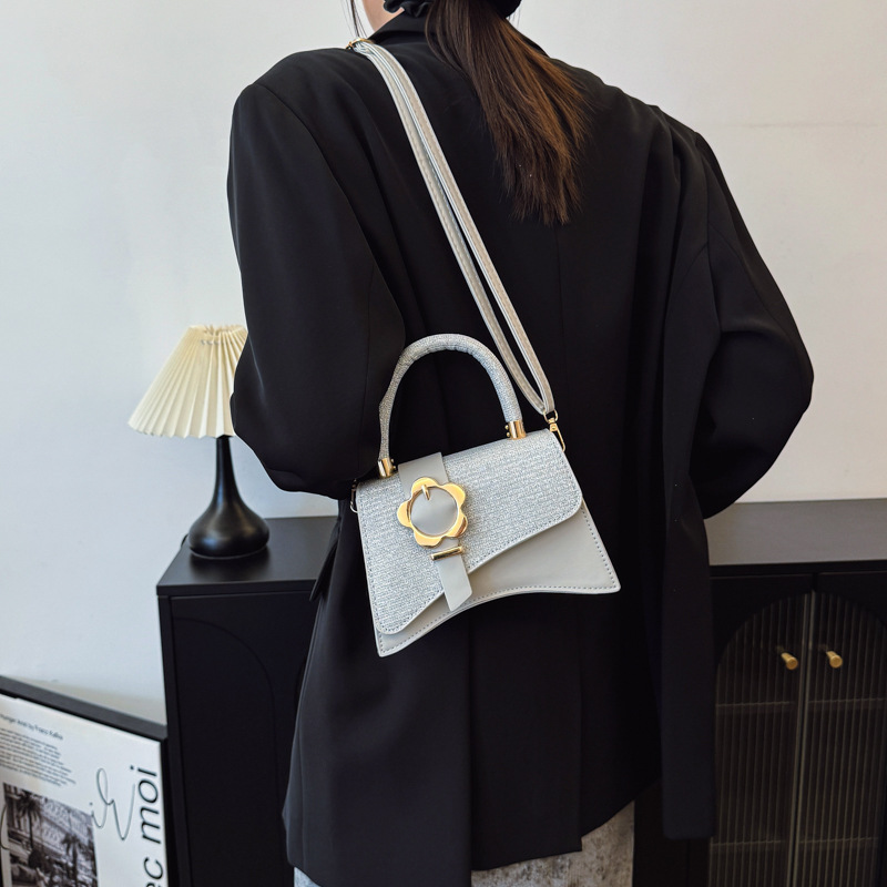 Hand-held small square bag for women, a new spring 2025 fashion single-shoulder bag with color-blocking and patchwork, a small commuting crossbody bag Specification drawing