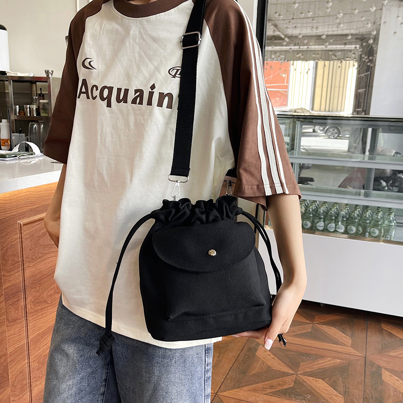 Canvas bag for women's Spring/Summer 2025 new Korean style fashionable pleated drawstring crossbody bag, high-end commuter bucket bag details Picture