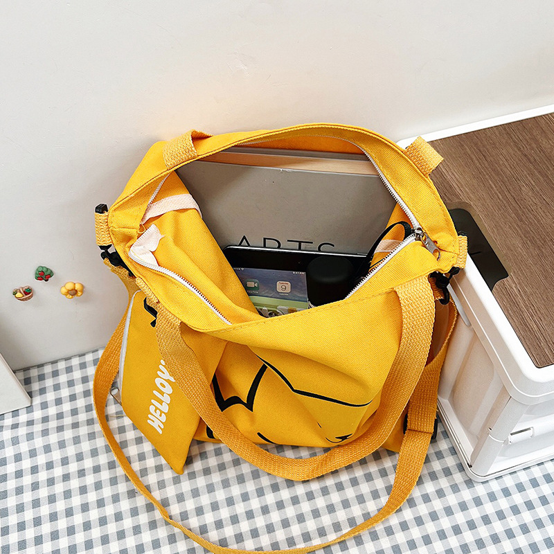 Canvas bags, primary and secondary school students' tutorial bags, single-shoulder bags, crossbody canvas bags, versatile and large-capacity schoolbags Application Scenario